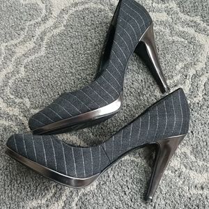 🏷5/$25 Nine west heels 6.5 striped metalic 6½